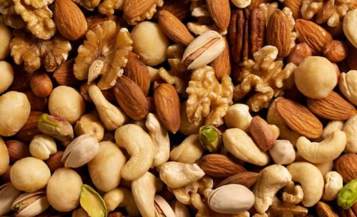 প্রচুর পরিমাণ ফাইবার থাকে ড্রাইফ্রুটসে। থাকতে প্রাকৃতিক জোলাপও। শীত কালে ড্রাইফ্রুটসও খেতে পারেন কোষ্ঠকাঠিন্য এড়াতে।  ছবি: ফ্রিপিক।