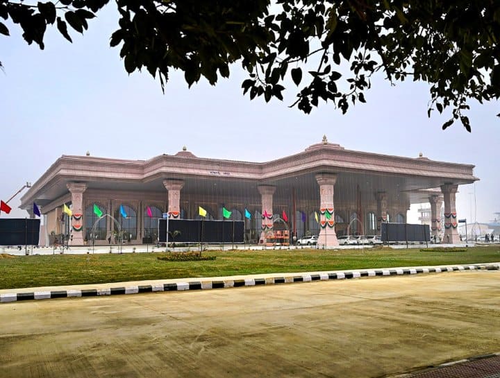 Ayodhya Airport News: अयोध्या में राम मंदिर के प्राण प्रतिष्ठा कार्यक्रम को लेकर जोर-शोर से तैयारियां चल रही हैं. बीते दिसंबर के महीने में ही पीएम मोदी ने अयोध्या में नए एयरपोर्ट का उद्घाटन किया था.