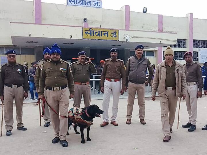 आरपीएफ थाना के प्रभारी निरीक्षक राजेश कुमार सिन्हा ने बताया कि 22 जनवरी को अयोध्या में भगवान श्री राम की जो प्राण प्रतिष्ठा होने वाली है उसी को देखते हुए सीवान जंक्शन पर भी हाई अलर्ट घोषित कर दिया गया है.