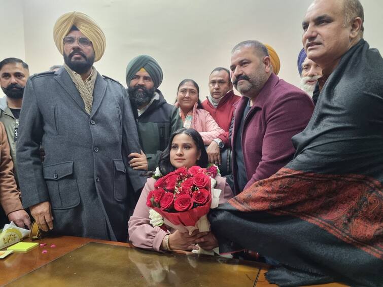 Parvinder Kaur Assume Charge As Nri Sabha President NRI Sabha: ਪਰਵਿੰਦਰ ਕੌਰ ਨੇ ਸਾਂਭਿਆ NRI ਸਭਾ ਦੇ ਪ੍ਰਧਾਨ ਦਾ ਅਹੁਦਾ, ਮੰਤਰੀ ਕੁਲਦੀਪ ਧਾਲੀਵਾਲ ਵੀ ਪਹੁੰਚੇ 