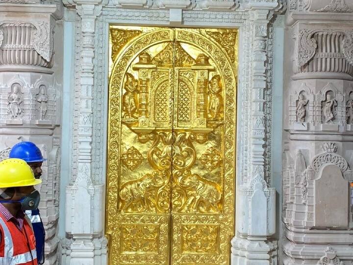 Ramlala Pran Pratishtha: राम मंदिर में सोना मढ़ा हुआ यह पहला दरवाजा सोमवार (8 जनवरी) को दोपहर 3:22 बजे लगाया गया था. जानकारी के मुताबिक, अगले तीन दिनों में ऐसे 13 और दरवाजे लगेंगे. सारे दरवाजे इस हफ्ते लग जाएंगे.