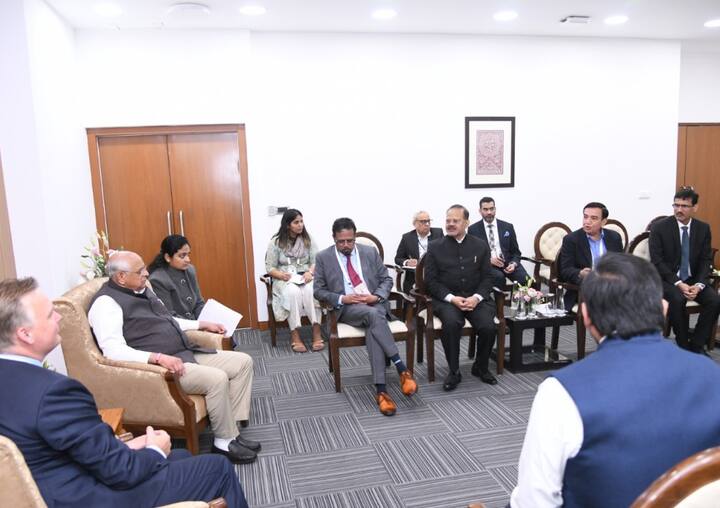 1600 કિમી લાંબા દરિયાકિનારા સાથે, ગુજરાત મેરીટાઇમ ઉદ્યોગમાં પ્રથમ સ્થાન ધરાવે છે અને વિશ્વની 'બ્લુ ઇકોનોમી'માં ઝડપથી અગ્રણી તરીકે ઉભરી રહ્યું છે.