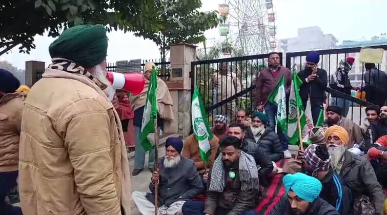 People protest in front of passport office Amritsar news: ਪਾਸਪੋਰਟ ਦਫ਼ਤਰ 'ਚ ਖੱਜਲ-ਖੁਆਰ ਹੋ ਰਹੇ ਲੋਕ, ਦਫ਼ਤਰ ਦੇ ਬਾਹਰ ਕਿਸਾਨਾਂ ਨੇ ਕੀਤਾ ਰੋਸ਼ ਪ੍ਰਦਰਸ਼ਨ