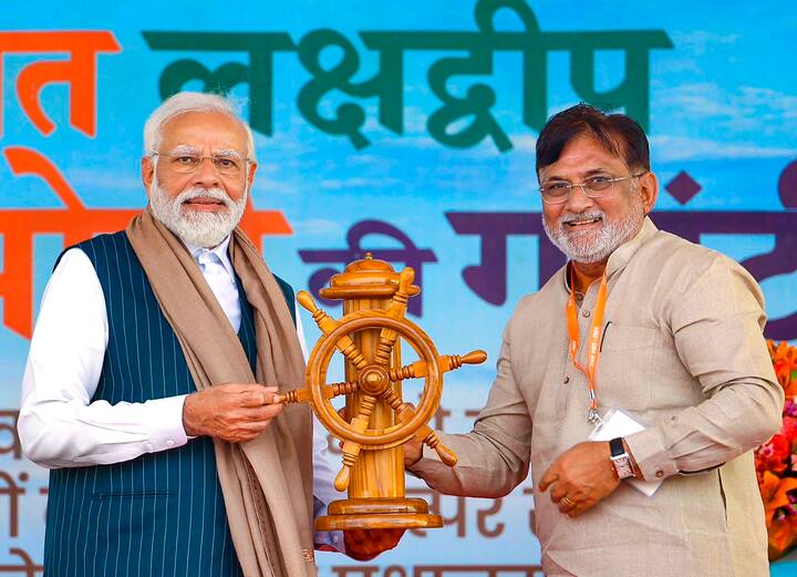 वैसे तो इसके ज्यादातर निवासी मुस्लिम हैं, लेकिन लक्षद्वीप में प्रचलित इस्लाम भारत में कहीं और से अलग है. यहां रहने वाले लोग मलयाली, अरब, तमिल और कन्नडिगाओं के साथ समान रूप से जातीय, भाषाई और सांस्कृतिक रिश्ते साझा करते हैं. अरब और मालाबार तट के बीच यात्रा करने वाले अरब व्यापारियों और नाविकों के साथ नियमित संपर्क के जरिये द्वीप पर रहने वाले लोग लंबे समय में इस्लाम में परिवर्तित हुए. लक्षद्वीप में इस्लामी प्रभाव मालाबार के मप्पिला समुदाय के बजाय अरबों से आया.