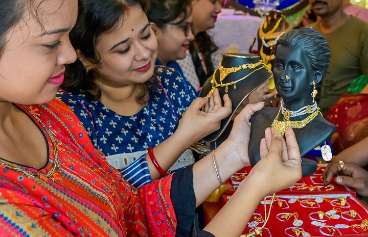 পৌষ শেষ মানেই, সব শুভ কাজের শুরু। আর অনেকেই পৌষ পেরলে ঘরে সোনা কিনে রাখেন আগামী উৎসব , অনুষ্ঠানগুলির কথা মাথায় রেখে। গত কয়েকদিন ধরে ধাপে ধাপে কমছে সোনার দাম। মঙ্গলে সোনা কেনা কতটা মঙ্গলজনক, তা নিয়ে নানা মুনির নানা মত থাকতে পারে।