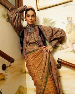 Sonam Kapoor Photos : “கங்கை ஆற்றில் ஒரு வண்ண பறவை..” அசத்தும் தனுஷின் ரீல் ஜோடி!