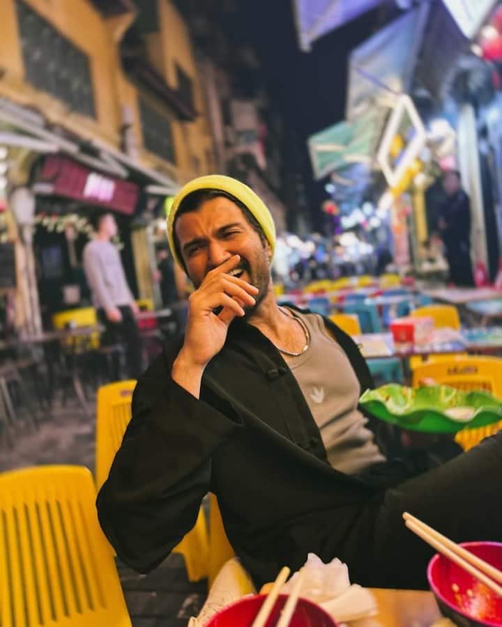 విజయ్ దేవరకొండ తన ఇన్‌స్టా అకౌంట్‌లో పగలబడి నవ్వుతున్న ఫొటోలను పోస్ట్ చేశాడు. విజయ్, రష్మికలు ఫిబ్రవరి నెలలో ఎంగేజ్మెంట్ చేసుకోనున్నారనే వార్తలు వచ్చిన తర్వాతి రోజే విజయ్ ఈ పిక్స్ పోస్ట్ చేశాడు. దీంతో ఆ రూమర్స్ తెలిసే కదా.. అలా పగలబడి నవ్వుతున్నావ్ అని నెటిజన్స్ అడుగుతున్నారు. అయితే, ఇప్పటికే విజయ్ దేవరకొండ టీమ్ ఆ విషయాన్ని ఖండించింది. గాలివార్తలు నమ్మొద్దని ప్రకటించింది. కానీ, ఇద్దరి అభిమానులు ఇంకా వారి పెళ్లి గురించే మాట్లాడుకుంటున్నారు. - Images Credit: Vijay Devarakonda/Instagram