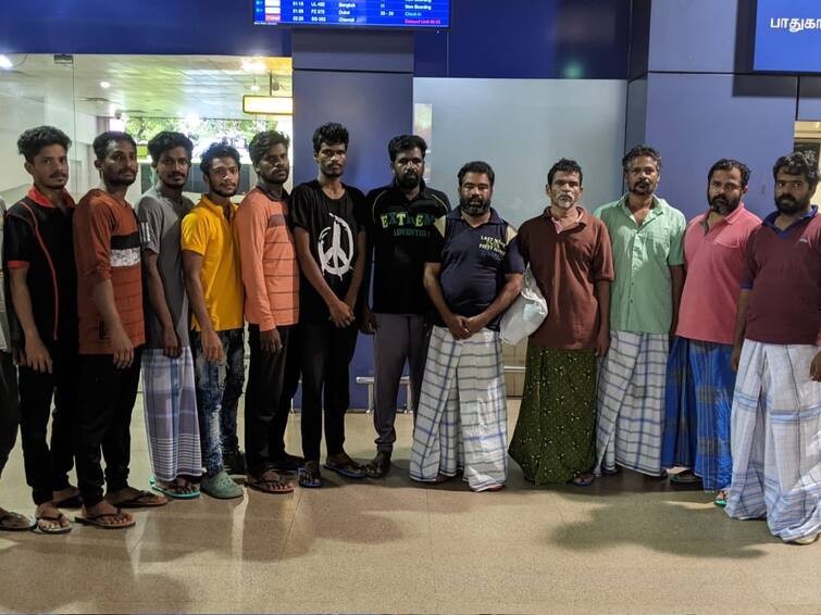 13 Indian fishermen were repatriated from Sri Lanka to Chennai earlier today TN Fishers: இலங்கை நீதிமன்றத்தால் விடுதலை செய்யப்பட்ட 13 தமிழக மீனவர்கள்: ஊர் திரும்பியபோது உற்சாக வரவேற்பு