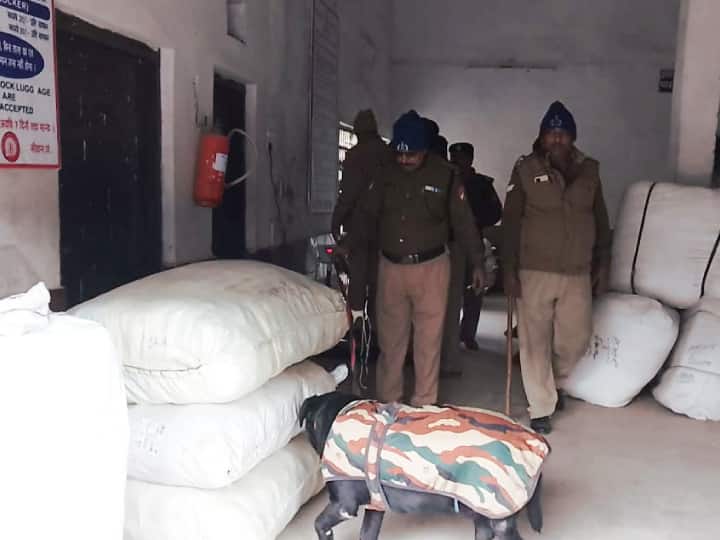 शायद यही कारण है कि इस बार जब अयोध्या में 22 जनवरी को भगवान श्री राम की प्राण प्रतिष्ठा होने वाली है तो सीवान रेलवे जंक्शन की प्रशासनिक टीम पूरी तरीके से अलर्ट मोड पर है.