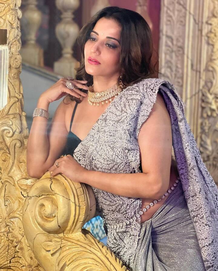 ભોજપૂરી અભિનેત્રી મોનાલિસા ખૂબ જ સારી રીતે જાણે છે કે ચાહકોને કઈ રીતે દિવાના બનાવવા. એક્ટ્રેસ દરરોજ નવા લૂકમાં તસવીરો શેર કરી ચાહકોને દિવાના બનાવે છે.