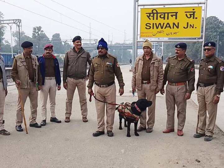 जिस तरीके से सीवान जंक्शन पर चारों तरफ से नाकाबंदी और निगरानी की जा रही है उससे साफ तौर पर यह लग रहा है कि रेलवे प्रशासन पूरी तरह से सख्त है.