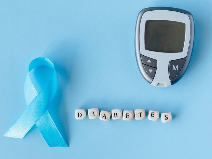 Diabetics tips : मधुमेहींना मिठाई टाळणे अवघड असते. मात्र, जर त्यांना गोड खावेसे वाटत असेल तर ते पुढील गोष्टींचे सेवन करू शकतात. यामुळे त्यांची रक्तातील साखरही नियंत्रणात राहते.