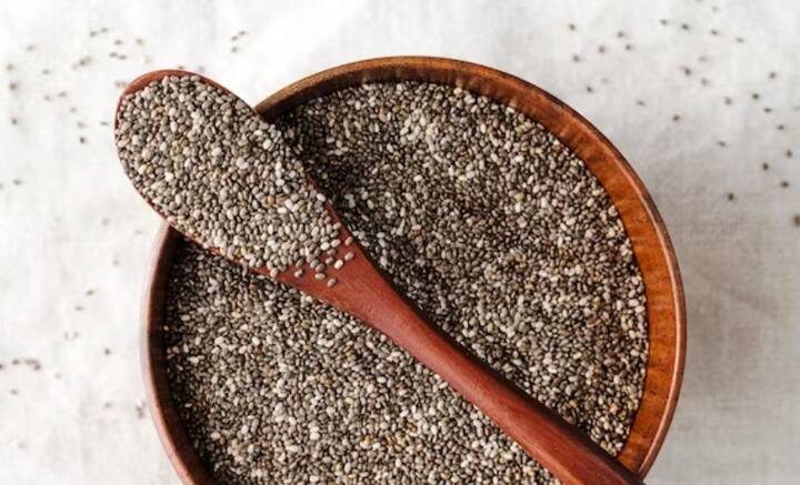 চিয়া সিডসের পুডিং থেকে আরও হাজারো পদ বানিয়ে খেতে পারেন। খেতে সুস্বাদু নয় শুধু, এর গুণাগুণও রয়েছে অনেক। প্রচুর ফাইবার থাকে। দূর করে কোষ্ঠকাঠিন্য। ভাল রাখে পেটের স্বাস্থ্য।  ছবি: ফ্রিপিক।