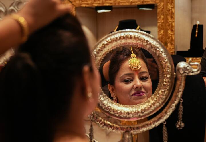 রুপো (৯৯৯) ১ গ্রামের দাম ৭২২২৩ টাকা
