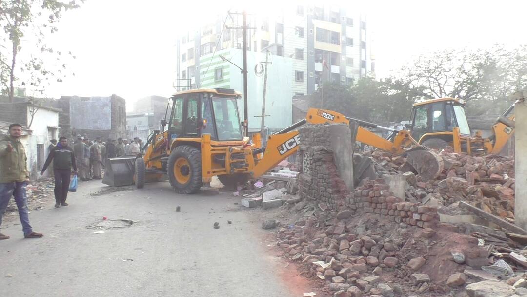મોરબીમાં મેગા ડિમોલિશન, ચુસ્ત પોલીસ બંદોબસ્ત વચ્ચે પાલિકા દ્વારા 200 જેટલા મકાનો તોડી પડાયા Mega demolition in Morbi, around 200 houses demolished by municipality amid tight police presence મોરબીમાં મેગા ડિમોલિશન, ચુસ્ત પોલીસ બંદોબસ્ત વચ્ચે પાલિકા દ્વારા 200 જેટલા મકાનો તોડી પડાયા