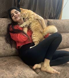 Divyabharathi : பூனைகளுடன் க்யூட்டாக விளையாடும் நடிகை திவ்யபாரதி..!