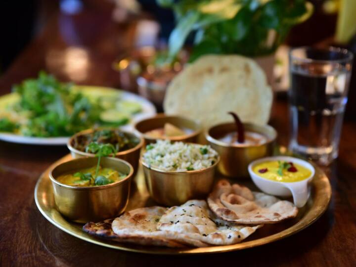 पके हुए खाने को कब तक खाया जा सकता है, यह एक बहुत ही महत्वपूर्ण सवाल है. खाना पकाने के बाद उसे कितनी देर तक सुरक्षित खाया जा सकता है ताकि पूरा न्यूट्रिशन भरपूर मिले सके.