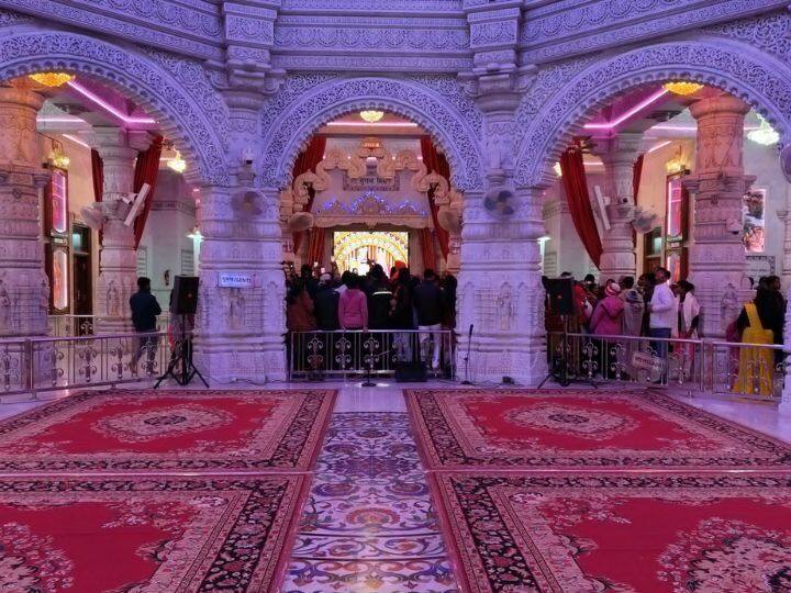 दिल्ली से मथुरा का सफर यमुना एक्सप्रेसवे के माध्यम से सिर्फ दो और आध घंटे का है.आप अपनी गाड़ी या बस से दिल्ली से मथुरा जा सकते हैं. आप ट्रेन से भी जा सकते हैं, जो न्यू दिल्ली और हज़रत निजामुद्दीन से चलती है.