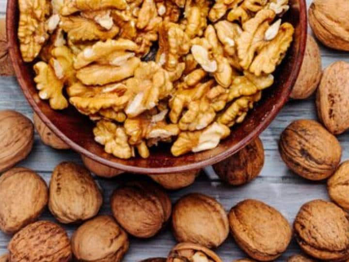 What Happens to Your Body When You Eat Walnuts Every Day खाली पेट 2 अखरोट खाना शुरू कर दें, इन बीमारियों से पूरी जिंदगी रहेंगे दूर