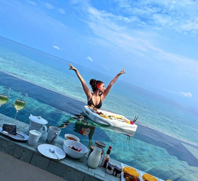 ऐसे में भला उर्वशी रौतेला कैसे पीछे रह सकती हैं. अब वह भी लक्षद्वीप में अपने हुस्न का जलवा बिखेरती हुई नजर आएंगी.