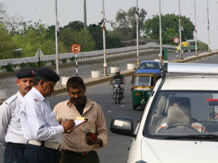 You are driving without documents on the road, still traffic police will not be able to stop you ડોક્યુમેન્ટ્સ વગર વહાન ચલાવશો તો પણ ટ્રાફિક પોલીસ તમને રોકી શકશે નહીં, બસ આ નંબર પર કરો મેસેજ