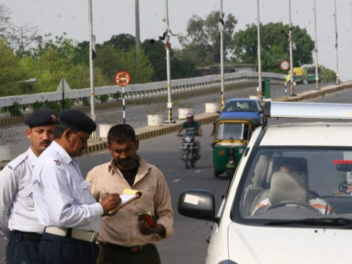 Driving License: ट्रैफिक नियमों का पालन नहीं करने पर लोगों को भारी जुर्माना देना पड़ता है, पुलिस उनका चालान करती है जो काफी ज्यादा भी हो सकता है.