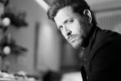 Birthday Special: पहली ही फिल्म से बॉलीवुड पर छा गए थे ऋतिक रोशन, आज करोड़ों की संपत्ति और कई महंगी कारों के हैं मालिक,जानें नेटवर्थ