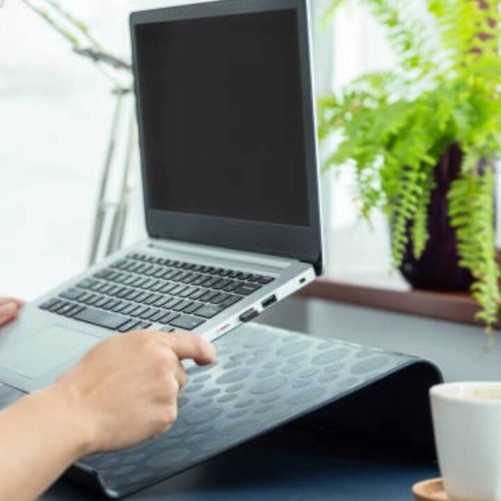 ਦੱਸ ਦਈਏ ਕਿ ਲੰਬੇ ਸਮੇਂ ਤੱਕ ਗਲਤ ਆਸਣ ਵਿੱਚ ਕੰਮ ਕਰਨ ਨਾਲ ਨਸਾਂ ਅਤੇ ਹੱਡੀਆਂ ਨਾਲ ਸਬੰਧਤ ਸਮੱਸਿਆਵਾਂ ਵੀ ਹੁੰਦੀਆਂ ਹਨ। 'ਮੋਸ਼ਨ' ਸਾਡੇ ਜੋੜਾਂ ਲਈ 'ਲੋਸ਼ਨ' ਦਾ ਕੰਮ ਕਰਦੀ ਹੈ। ਸਰੀਰਕ ਗਤੀਵਿਧੀ ਸਰੀਰ ਵਿੱਚ ਤਰਲ ਪਦਾਰਥਾਂ ਦੇ ਪ੍ਰਵਾਹ ਨੂੰ ਬਣਾਈ ਰੱਖਦੀ ਹੈ ਅਤੇ ਉਪਾਸਥੀ ਨੂੰ ਸਿਹਤਮੰਦ ਅਤੇ ਹੱਡੀਆਂ ਨੂੰ ਮਜ਼ਬੂਤ ਰੱਖਦੀ ਹੈ।