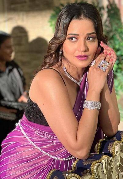 ਮੋਨਾਲੀਸਾ ਨੇ ਆਪਣੇ ਇਸ ਲੁੱਕ ਨੂੰ ਈਅਰਰਿੰਗਸ, ਹਾਰ, ਬਰੇਸਲੇਟ, ਅੰਗੂਠੀਆਂ ਅਤੇ ਮੱਥੇ 'ਤੇ ਬਿੰਦੀ ਨਾਲ ਲੁੱਕ ਪੂਰਾ ਕੀਤਾ।