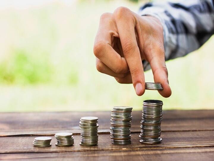 PPF कैलकुलेटर के मुताबिक अगर आप हर साल 1.50 लाख रुपये तक की राशि 15 साल तक निवेश करते हैं तो आपको मैच्योरिटी पर 40.68 लाख रुपये मिलेंगे. इसमें में 22.50 लाख निवेश की गई राशि होगी जिस पर 18.18 लाख रुपये बतौर ब्याज मिलेगा.
