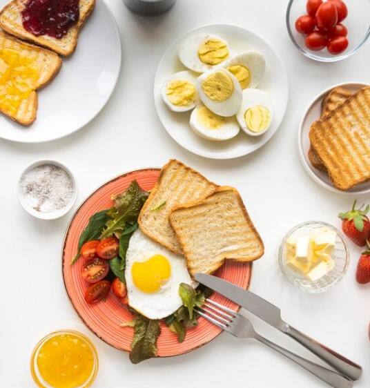 ਸਹੀ ਸਮੇਂ 'ਤੇ ਨਾਸ਼ਤਾ ਨਾ ਕਰਨਾ ਜਾਂ ਨਾਸ਼ਤਾ ਛੱਡਣਾ ਤੁਹਾਡੇ ਸਰੀਰ 'ਚ ਕਈ ਬਿਮਾਰੀਆਂ ਦਾ ਕਾਰਨ ਬਣ ਸਕਦਾ ਹੈ। ਕਈ ਖੋਜਾਂ ਵਿੱਚ ਪਾਇਆ ਗਿਆ ਹੈ ਕਿ ਜੋ ਲੋਕ ਨਾਸ਼ਤਾ ਛੱਡਦੇ ਹਨ, ਉਨ੍ਹਾਂ ਨੂੰ ਗੰਭੀਰ ਬਿਮਾਰੀਆਂ ਹੋਣ ਦੀ ਸੰਭਾਵਨਾ ਵੱਧ ਹੁੰਦੀ ਹੈ। ਆਓ ਜਾਣਦੇ ਹਾਂ...