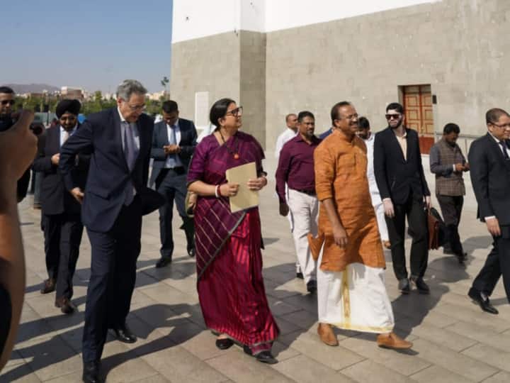 मदीना में स्मृति इरानी को देख क्यों भड़के मुस्लिम कट्टरपंथी, सऊदी प्रिंस को सुनाई खरी-खोटी मदीना में स्मृति इरानी को देख क्यों भड़के मुस्लिम कट्टरपंथी, सऊदी प्रिंस को सुनाई खरी-खोटी