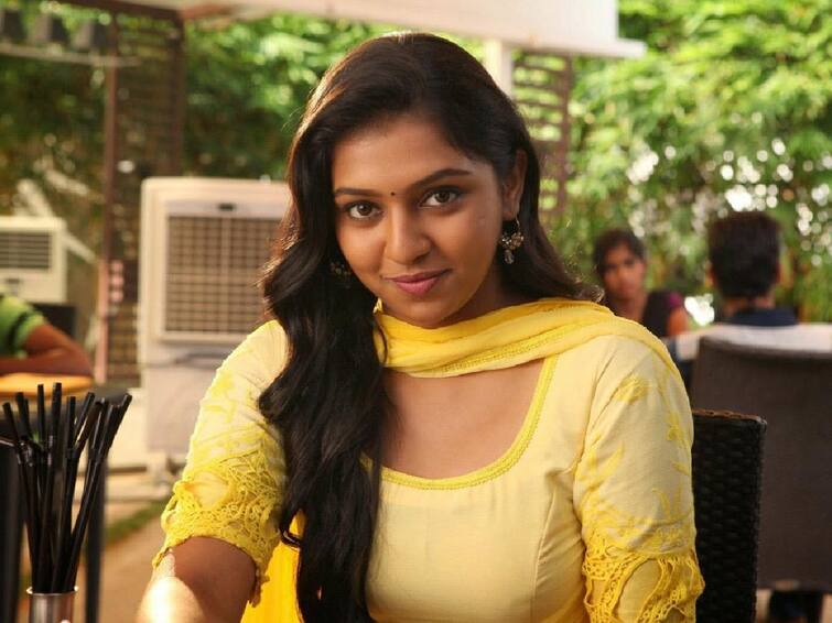 Actress Lakshmi menon shares her first Love and breakup Lakshmi Menon: நான் தான் காதலை சொன்னேன்.. இப்போ அவருக்கு திருமணம் ஆகிடுச்சு.. நடிகை லட்சுமி மேனன் உருக்கம்!