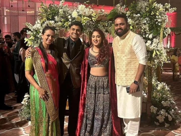 शाम को ताज अरावली होटल के मयूर बाग में शाम 4 बजे शादी होगी. इससे पहले मंगलवार (9 जनवरी) की रात को संगीत सेरेमनी हुई, जिसमें अभिनेता आमिर खान ने अपने बेटे के साथ ईरा के लिए गाना गाया. शादी में मेहमानों की बात करें, तो यहां आने वाले मेहमानों में कोई बड़ी हस्ती नहीं पहुंची है.