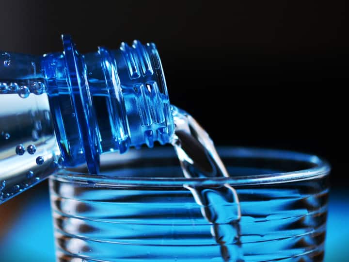 Plastic bottled water is poison there is so much plastic in one liter research report revealed बोतलबंद पानी नहीं ज़हर है...एक लीटर में इतना ज्यादा होता है प्लास्टिक, रिसर्च रिपोर्ट में हुआ खुलासा