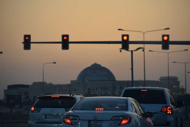 चालान काटने के अलावा पुलिस कई ट्रैफिक नियम तोड़ने पर आपके ड्राइविंग लाइसेंस को भी जब्त कर सकती है.