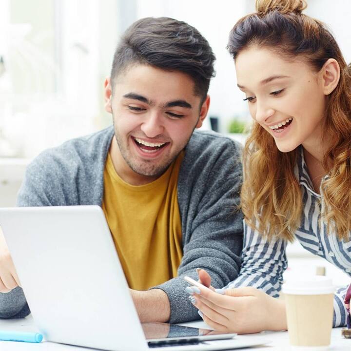 ਡੈਸਕਟਾਪ 'ਤੇ ਕੰਮ ਕਰਦੇ ਸਮੇਂ ਗੁੱਟ ਨੂੰ ਸਿੱਧਾ ਰੱਖੋ ਕਿਉਂਕਿ ਗੁੱਟ ਨੂੰ ਮੋੜ ਕੇ ਰੱਖਣ ਨਾਲ ਨਸਾਂ ਲਈ ਜਗ੍ਹਾ ਘੱਟ ਜਾਂਦੀ ਹੈ ਅਤੇ ਉਨ੍ਹਾਂ 'ਤੇ ਦਬਾਅ ਪੈਂਦਾ ਹੈ। ਕੂਹਣੀ ਨੂੰ 90 ਡਿਗਰੀ 'ਤੇ ਰੱਖਣ ਦੀ ਸਲਾਹ ਦਿੱਤੀ ਜਾਂਦੀ ਹੈ। ਕੰਪਿਊਟਰ ਤੇ ਮਾਊਸ ਨੂੰ ਸਹੀ ਸਥਿਤੀ ਵਿੱਚ ਰੱਖਣ ਨਾਲ ਗਰਦਨ ਅਤੇ ਮੋਢੇ ਦੇ ਦਰਦ ਜਾਂ ਅਕੜਾਅ ਨੂੰ ਘੱਟ ਕੀਤਾ ਜਾ ਸਕਦਾ ਹੈ। ਟਾਈਪ ਕਰਦੇ ਸਮੇਂ, ਗੱਲ ਕਰਦੇ ਸਮੇਂ ਫੋਨ ਨੂੰ ਮੋਢੇ ਅਤੇ ਕੰਨ ਦੇ ਵਿਚਕਾਰ ਫੜ ਕੇ ਰੱਖਣ ਨਾਲ ਵੀ ਗਰਦਨ ਅਤੇ ਮੋਢੇ ਦਾ ਦਰਦ ਵਧਦਾ ਹੈ