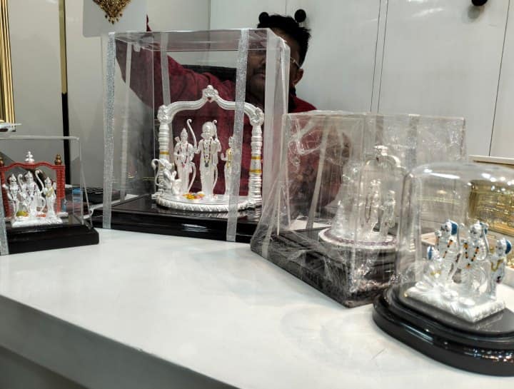 Ram Mandir: आगरा में बने सोने-चांदी के राम दरबार का जबरदस्त क्रेज, जानें कितनी है कीमत?