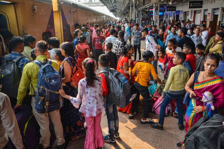 यात्रा के दौरान कई बार यात्रियों को कुछ परेशानी भी होती हैं, जिनकी शिकायत वो टीटीई या फिर सुरक्षा गार्ड से करते हैं.