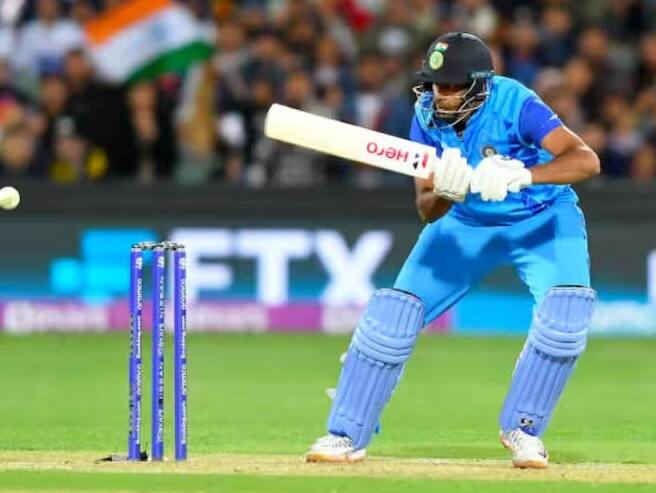 ৯ নম্বর পজিশনে ব্যাটিং করতে নেমে টি-টোয়েন্টিতে ভারতের জার্সিতে সর্বাধিক ৫৭ রানের মালিকও সেই অশ্বিনই।