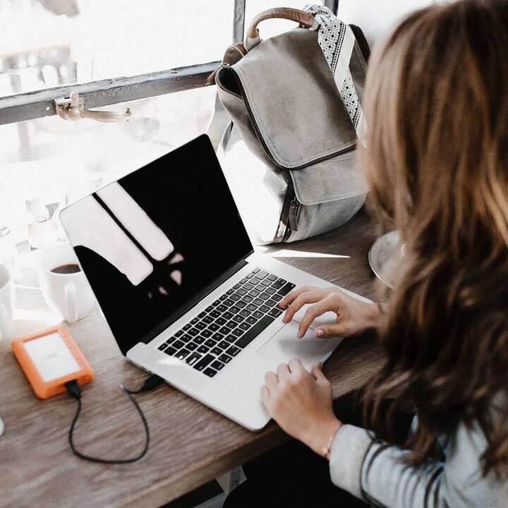 ਕੰਪਿਊਟਰ ਦੀ ਸਕਰੀਨ ਨੂੰ ਜ਼ਿਆਦਾ ਦੇਰ ਤੱਕ ਦੇਖਣ ਨਾਲ ਅੱਖਾਂ ਦੇ ਨਮੀ 'ਤੇ ਮਾੜਾ ਅਸਰ ਪੈਂਦਾ ਹੈ। ਇਸ ਨਾਲ ਅੱਖਾਂ ਦੀ ਨਮੀ ਘੱਟ ਜਾਂਦੀ ਹੈ। ਅੱਖਾਂ 'ਚ ਇਸ ਨਮੀ ਨੂੰ ਬਣਾਈ ਰੱਖਣ ਲਈ ਵਾਰ-ਵਾਰ ਝਪਕਣਾ ਜ਼ਰੂਰੀ ਹੈ। ਹਰ ਘੰਟੇ 5-10 ਮਿੰਟਾਂ ਲਈ ਆਪਣੀਆਂ ਅੱਖਾਂ ਬੰਦ ਕਰਨੀਆਂ ਚਾਹੀਦੀਆਂ ਹਨ ਤਾਂ ਜੋ ਅੱਥਰੂ ਦੀ ਪਰਤ ਦੁਬਾਰਾ ਪੈਦਾ ਹੋ ਸਕੇ।