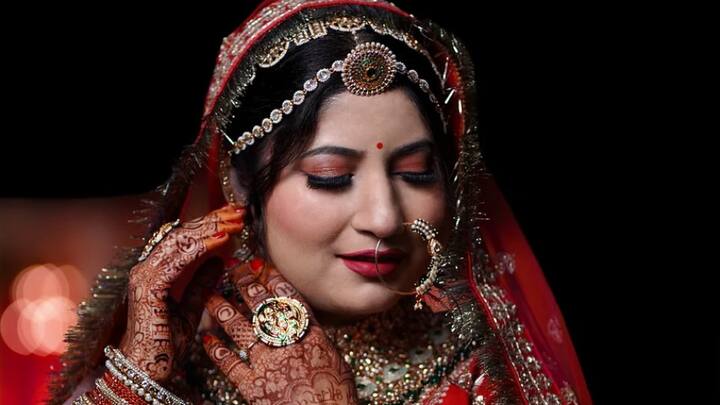 আগে থেকে প্ল্যানিং: বিয়ে অনেকটাই বড় আয়োজন। বিয়ের বেশ কিছু দিন আগে থেকেই নানারকম কাজের চাপ থাকে। বিয়ের দিন তা আরও বাড়ে। তাই আগে থেকে কবে কী করবেন, প্ল্যান করে রাখুন। প্ল্যানমাফিক এগোন।