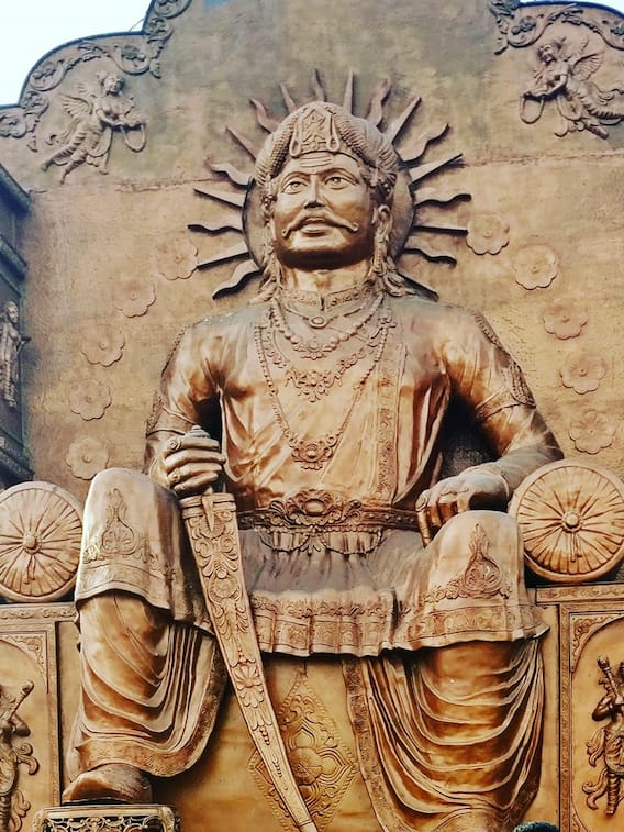 चंद्रगुप्‍त मौर्य और अशोक से भी बड़ा हिंदू राजा कौन था?