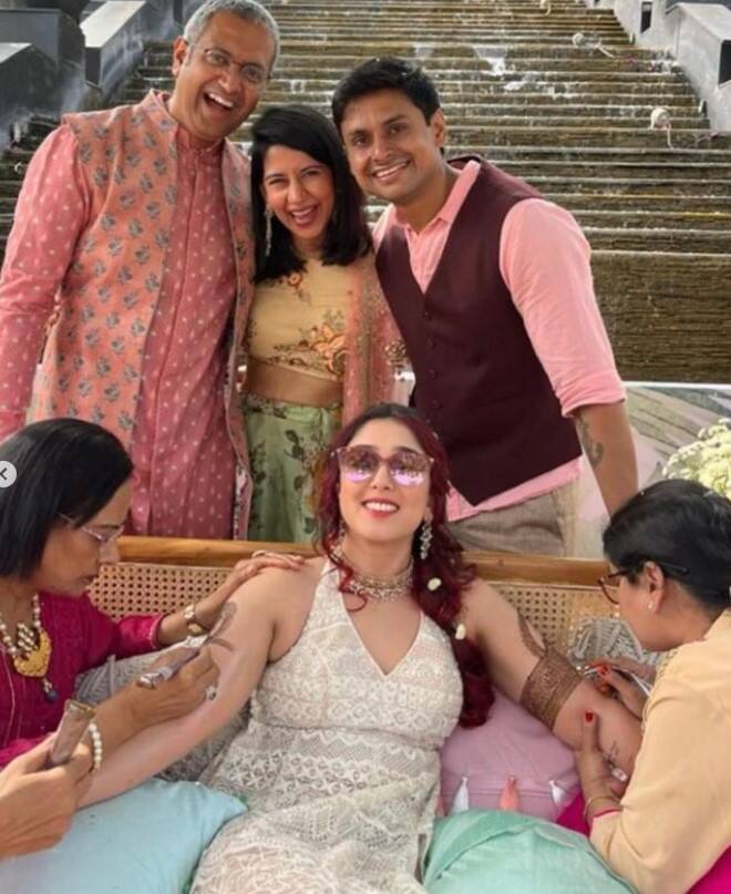 ਦੱਸ ਦੇਈਏ ਕਿ ਮਹਿੰਦੀ ਫੰਕਸ਼ਨ ਤੋਂ ਬਾਅਦ ਬੀਤੇ ਦਿਨ ਇਸ ਜੋੜੇ ਦਾ ਸੰਗੀਤ ਸਮਾਰੋਹ ਹੋਇਆ। ਇਸ ਦੌਰਾਨ ਦੋਵੇਂ ਰਵਾਇਤੀ ਪਹਿਰਾਵੇ 'ਚ ਕਾਫੀ ਖੂਬਸੂਰਤ ਲੱਗ ਰਹੇ ਸਨ।