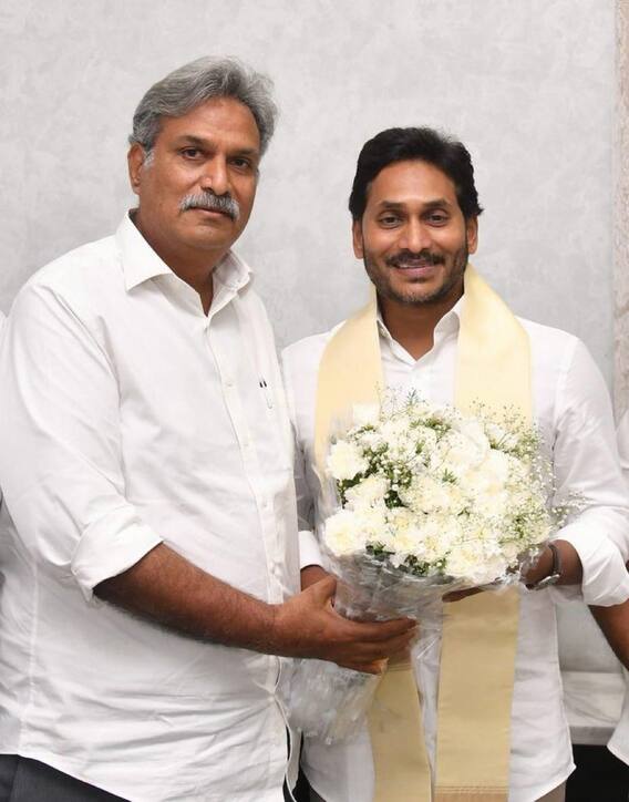Kesineni Nani Meets CM Jagan | ఎన్టీఆర్ జిల్లాలో టీడీపీని కేశినేని ఖతం చేస్తారా..? | ABP Desam