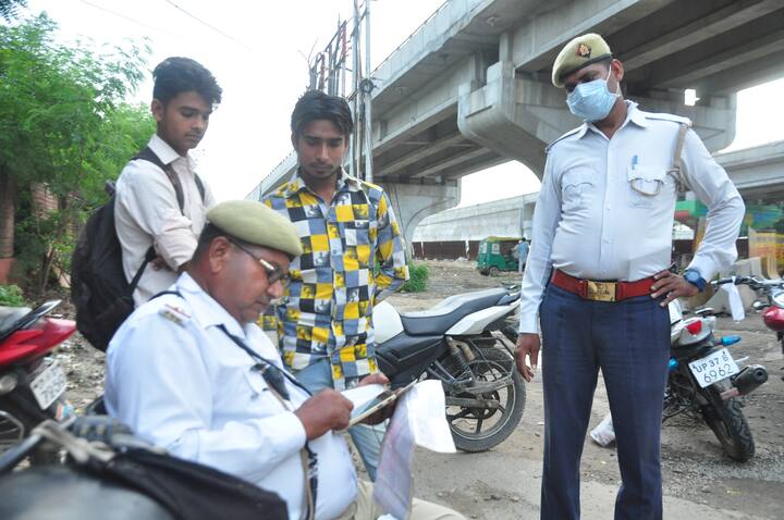 ड्राइविंग लाइसेंस आमतौर पर ड्रिंक एंड ड्राइव, रेड लाइट जंप और ओवर स्पीडिंग पर जब्त किया जाता है. साथ ही चालान भी काटा जाता है.