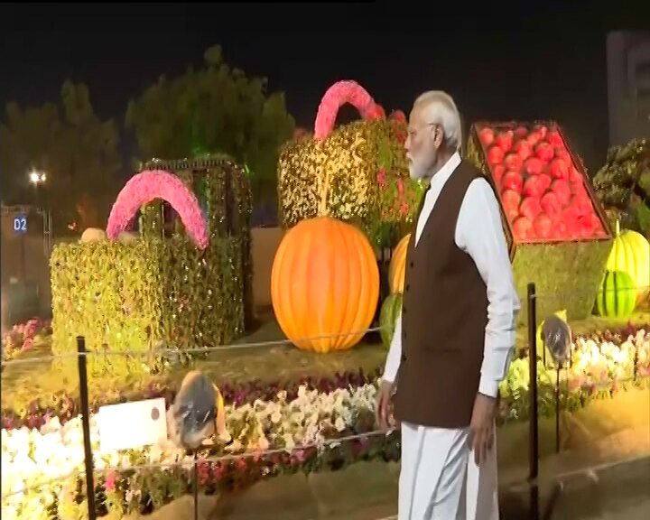 PM Modi Visits Flower Show: પીએમ મોદીએ અમદાવાદ ફ્લાવર શોની લીધી મુલાકાત, જુઓ તસવીરો