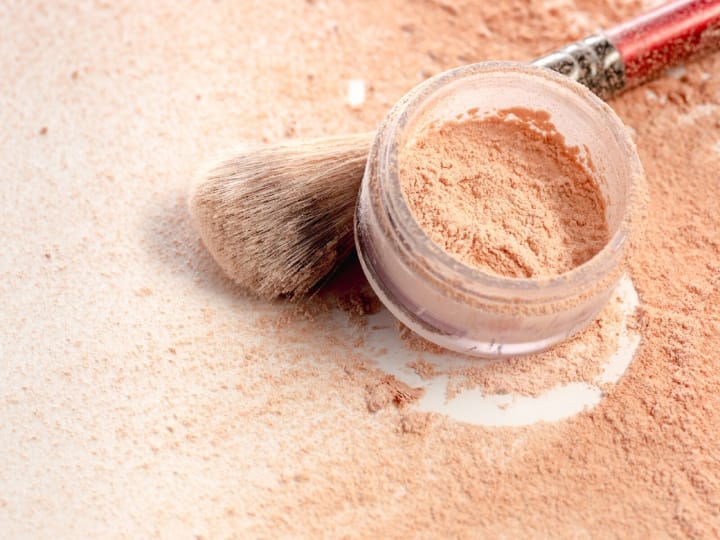 कॉम्पैक्ट पाउडर और टैल्कम पाउडर जैसे कॉस्मेटिक प्रोडक्ट्स त्वचा के लिए बहुत हानिकारक होते हैं. ये पाउडर बहुत ही बारीक पिसे होते हैं और त्वचा के रोम छिद्रों में घुसकर उन्हें बंद कर देते हैं. ऐसा होने से त्वचा में ऑक्सीजन की कमी हो जाती है और त्वचा के हेल्दी सेल्स नष्ट होने लगते हैं. यही वजह है कि लंबे समय तक इन पाउडर का इस्तेमाल करने वालों की त्वचा जल्दी बूढ़ी और झुर्रियों से भरी होने लगती है.