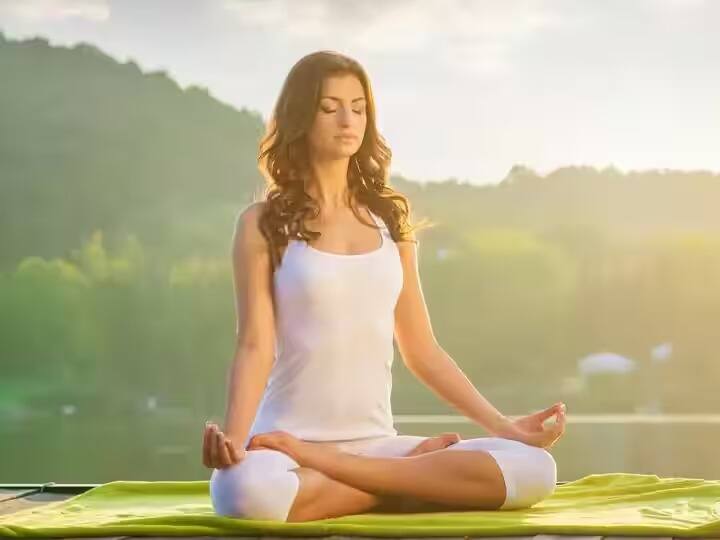 Yoga For Healthy Heart and reduce heart attack risk marathi news Health Tips : हृदयविकाराचा धोका कमी करायचाय? दररोज 30 मिनिटांची ही 5 योगासनं करा