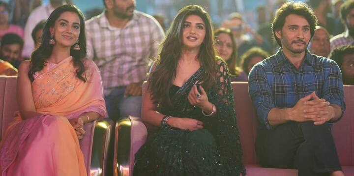 సూపర్ స్టార్ మహేష్ బాబు లేటెస్ట్ సినిమా 'గుంటూరు కారం'లో శ్రీలీల మెయిన్ హీరోయిన్ అయితే... మీనాక్షి చౌదరి రెండో హీరోయిన్. ఇంతకు ముందు మాస్ మహారాజా రవితేజతో 'ఖిలాడీ', అడివి శేష్ 'హిట్' సినిమాల్లో ఆమె నటించారు. సుశాంత్ 'ఇచట వాహనములు నిలుపరాదు' సినిమాతో టాలీవుడ్ ఇండస్ట్రీకి ఇంట్రడ్యూస్ అయ్యారు. మహేష్ సినిమాలో ఛాన్స్ ఆమె కెరీర్ టర్నింగ్ పాయింట్ అని చెప్పాలి. 